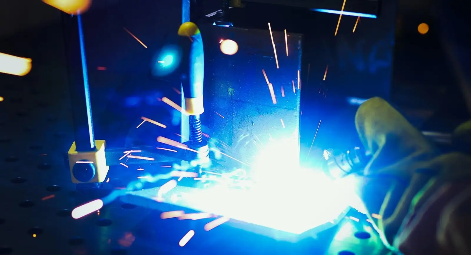 metal-cutting-with-acetylene-torch-in-factory-1.jpg